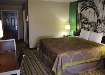 Super 8 by Wyndham Kingsville hotel thumbnail 8