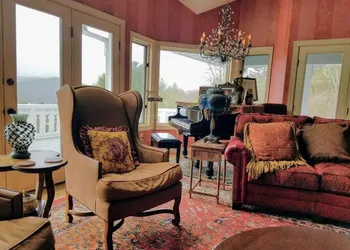 Innisfree Boutique Inn By-The-Lake hotel thumbnail 3