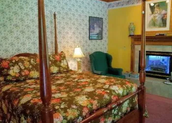Innisfree Boutique Inn By-The-Lake hotel thumbnail 7