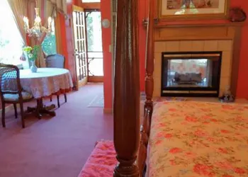 Innisfree Boutique Inn By-The-Lake hotel thumbnail 8