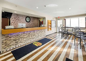 Super 8 by Wyndham Pittsburgh/Monroeville hotel thumbnail 4