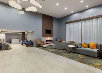 La Quinta Inn & Suites by Wyndham Knoxville Papermill hotel thumbnail 3