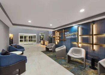 La Quinta Inn & Suites by Wyndham Knoxville Papermill hotel thumbnail 4