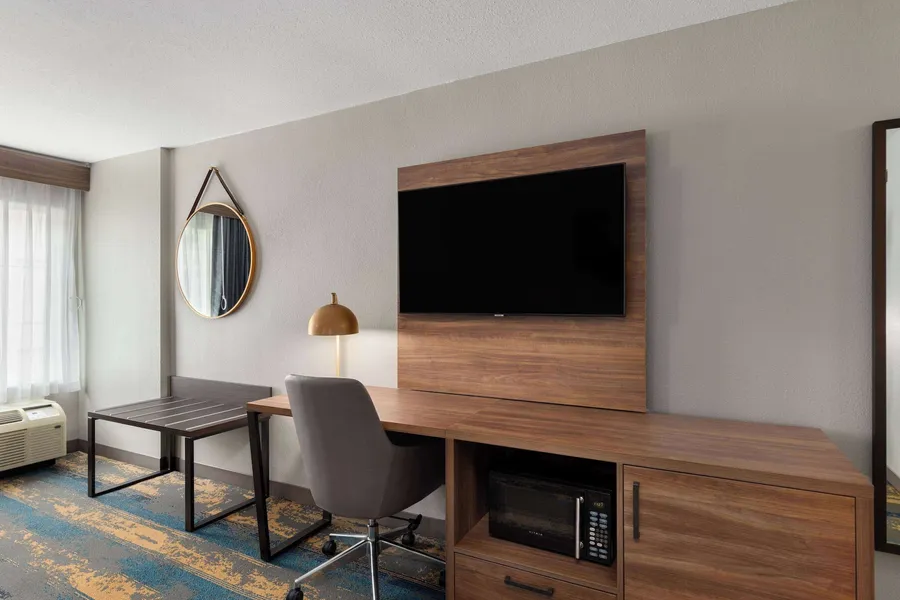 La Quinta Inn & Suites by Wyndham Knoxville Papermill hotel detail image 6
