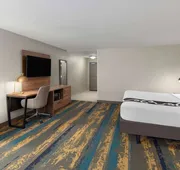 La Quinta Inn & Suites by Wyndham Knoxville Papermill hotel detail image 7