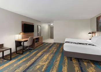 La Quinta Inn & Suites by Wyndham Knoxville Papermill hotel thumbnail 7