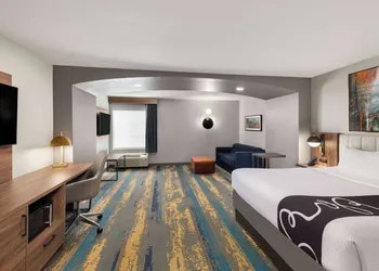 La Quinta Inn & Suites by Wyndham Knoxville Papermill hotel thumbnail 8