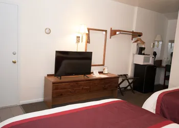 Chalet Motel Mequon hotel thumbnail 8