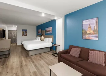 La Quinta Inn & Suites by Wyndham Kyle - Austin South hotel thumbnail 5