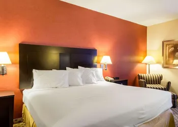 Quality Inn & Suites Oakwood Village - Cleveland South hotel thumbnail 3