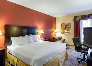 Quality Inn & Suites Oakwood Village - Cleveland South hotel thumbnail 4