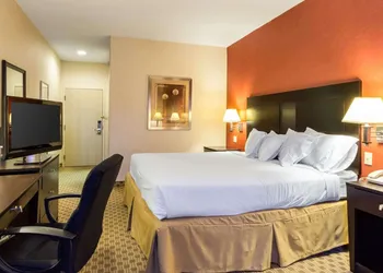 Quality Inn & Suites Oakwood Village - Cleveland South hotel thumbnail 5