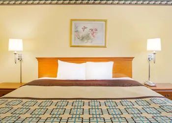 Days Inn by Wyndham St. George hotel thumbnail 6