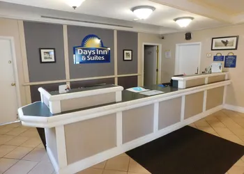 Days Inn & Suites by Wyndham Arlington Heights hotel thumbnail 3