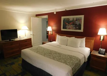 Days Inn & Suites by Wyndham Arlington Heights hotel thumbnail 5