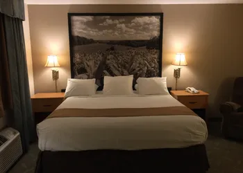Super 8 by Wyndham Monroe WI hotel thumbnail 3
