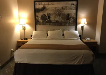 Super 8 by Wyndham Monroe WI hotel thumbnail 4