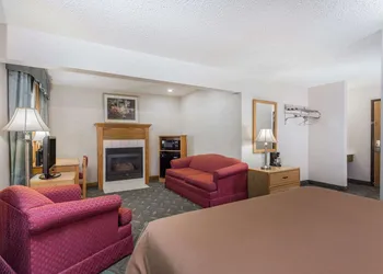 Super 8 by Wyndham Monroe WI hotel thumbnail 6