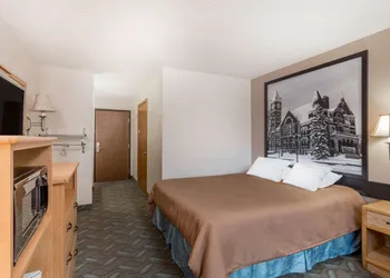 Super 8 by Wyndham Monroe WI hotel thumbnail 8