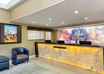 Best Western Plus Raffles Inn & Suites hotel thumbnail 2