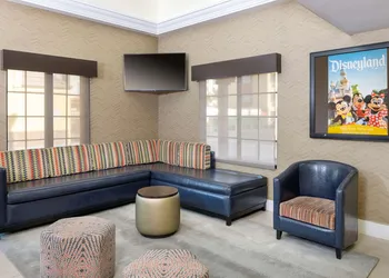 Best Western Plus Raffles Inn & Suites hotel thumbnail 3