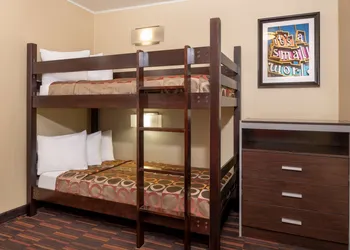 Best Western Plus Raffles Inn & Suites hotel thumbnail 5