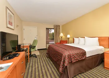 Quality Inn At the Mall - Valdosta hotel thumbnail 7