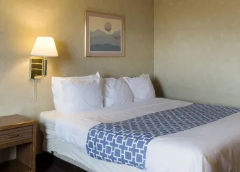 Rodeway Inn Wahpeton hotel thumbnail 5