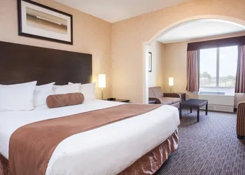 Ramada by Wyndham Estevan hotel thumbnail 6