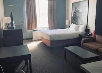 Ramada by Wyndham Estevan hotel thumbnail 8