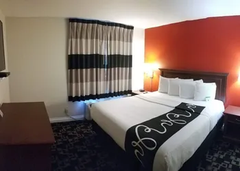 Ramada by Wyndham Oceanside hotel thumbnail 5