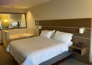 Holiday Inn Express & Suites Portland by IHG hotel thumbnail 7