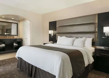 Days Inn by Wyndham Downey hotel thumbnail 4