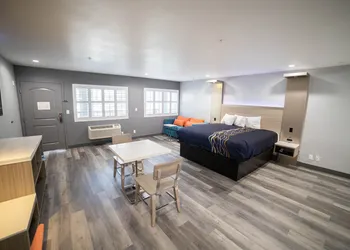Travelodge by Wyndham Whittier hotel thumbnail 2