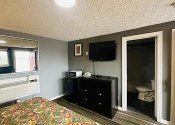 Catalina Airport Motel hotel thumbnail 7