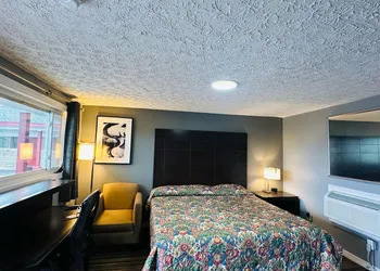 Catalina Airport Motel hotel thumbnail 8