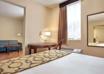 Belmont Inn & Suites hotel thumbnail 8
