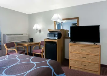 Super 8 by Wyndham Wisconsin Dells hotel thumbnail 7