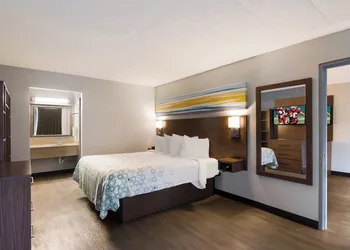 HomeTowne Studios By Red Roof Vero Beach - I-95 hotel thumbnail 6