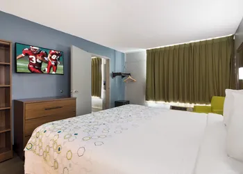 HomeTowne Studios By Red Roof Vero Beach - I-95 hotel thumbnail 7
