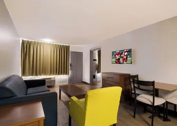 HomeTowne Studios By Red Roof Vero Beach - I-95 hotel thumbnail 8