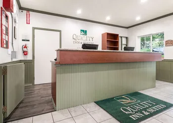 Quality Inn & Suites Bainbridge Island hotel thumbnail 2