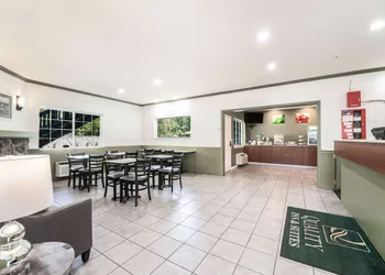 Quality Inn & Suites Bainbridge Island hotel thumbnail 4