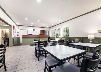 Quality Inn & Suites Bainbridge Island hotel thumbnail 6