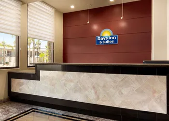 Days Inn & Suites by Wyndham Anaheim At Disneyland Park hotel thumbnail 3