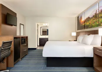 Days Inn & Suites by Wyndham Anaheim At Disneyland Park hotel thumbnail 4
