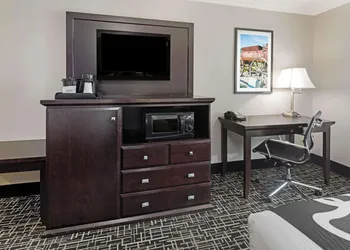 La Quinta Inn & Suites by Wyndham Temecula hotel thumbnail 5