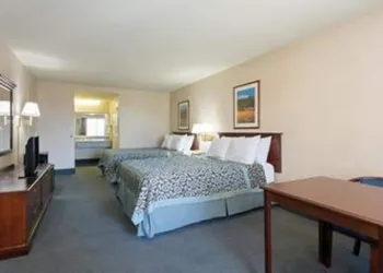 Days Inn by Wyndham Fontana / Rialto hotel thumbnail 5
