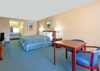 Days Inn by Wyndham Fontana / Rialto hotel thumbnail 7