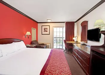 Ramada by Wyndham Pasadena hotel thumbnail 2